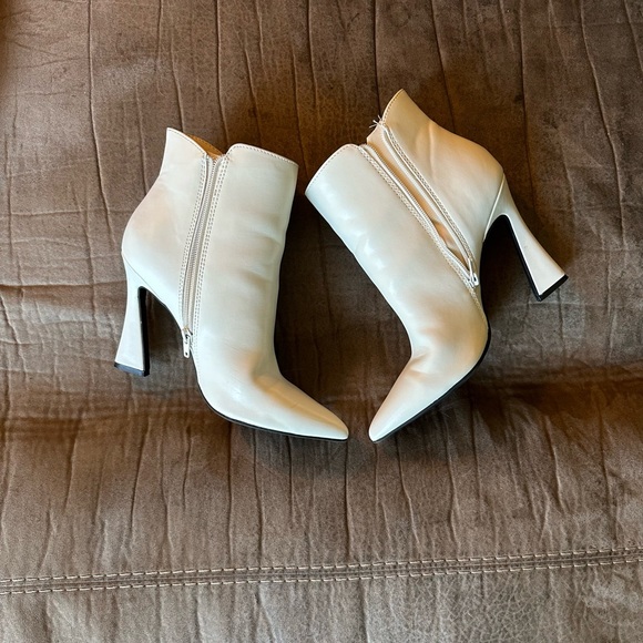 Nine West Torrie Boots, White, Size 9 - Picture 5 of 8